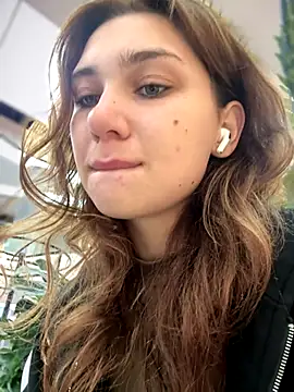 QuitieLia online show from September 28, 2025, 8:20 am