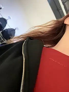 QuitieLia online show from October 19, 2025, 8:26 am