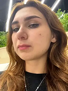 QuitieLia online show from November 21, 2025, 3:33 pm