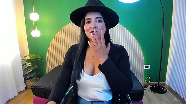 taylor bennet online show from November 28, 2025, 11:57 am