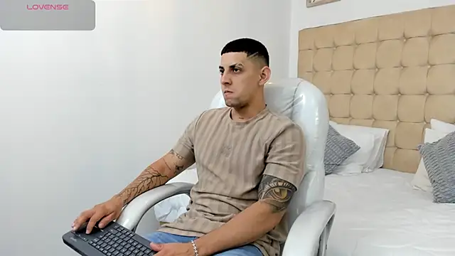 Alex cute77 online show from January 6, 2026, 12:31 pm