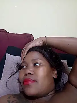 Snapshot of Real1SweetQueen chatting on February 13, 2025, 5:01 pm Real1SweetQueen online show from February 13, 2025, 5:01 pm