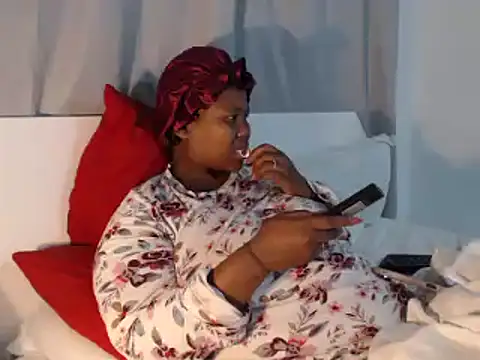 Snapshot of Real1SweetQueen chatting on October 20, 2025, 5:24 pm Real1SweetQueen online show from October 20, 2025, 5:24 pm