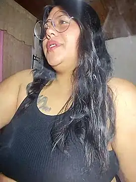 Snapshot of KATYGONZALEZ chatting on May 3, 2026, 11:00 pm KATYGONZALEZ online show from May 3, 2026, 11:00 pm