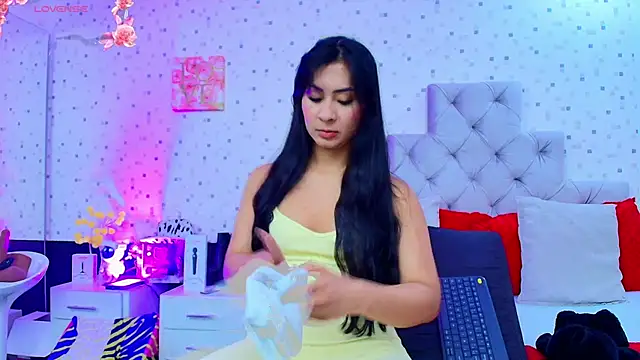 JulietaReyess online show from March 3, 2026, 11:49 am