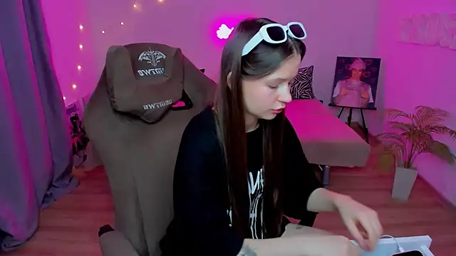 HelloRoxy online show from November 24, 2025, 7:13 pm