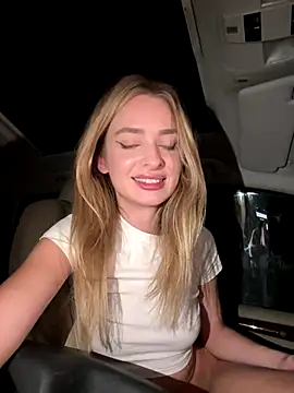 Snapshot of EvieEvans chatting on December 4, 2024, 1:03 am EvieEvans online show from December 4, 2024, 1:03 am