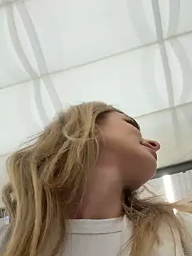 Snapshot of EvieEvans chatting on March 11, 2025, 5:02 pm EvieEvans online show from March 11, 2025, 5:02 pm