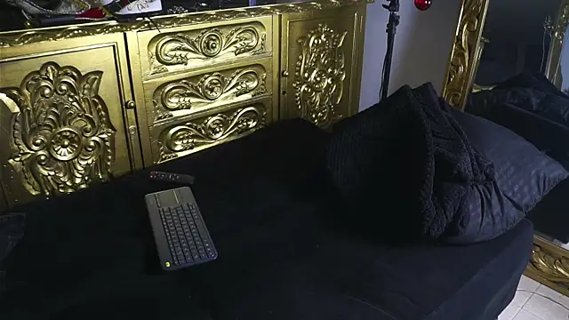 dantecoppolaa  online show from January 16, 2025, 11:48 pm