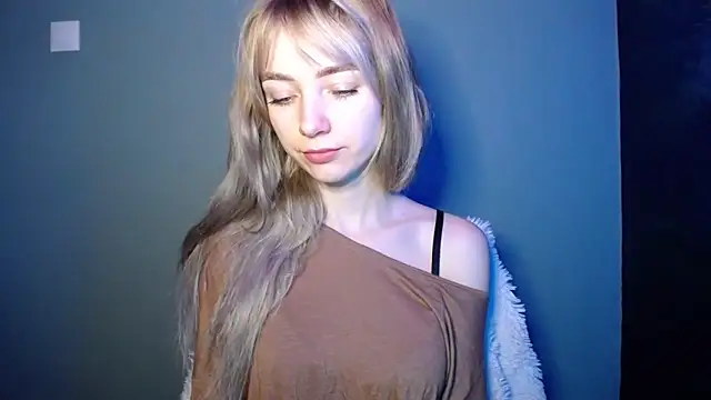 LuciaYoung online show from February 4, 2026, 1:39 pm