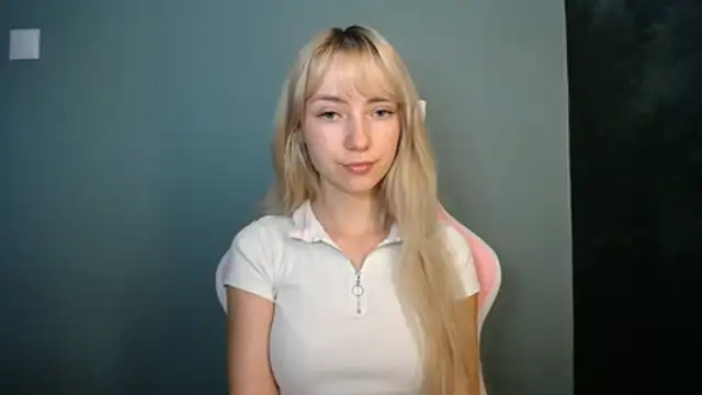 Snapshot of LuciaYoung chatting on June 10, 2026, 6:34 am LuciaYoung online show from June 10, 2026, 6:34 am