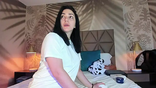 LIAH IZUMI online show from October 1, 2025, 10:54 am