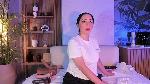 LIAH IZUMI online show from February 12, 2026, 1:17 pm