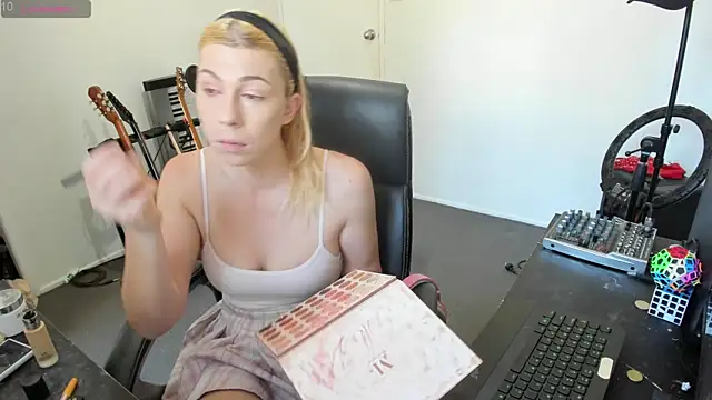 Ts-lucy-lux online show from October 6, 2025, 9:34 pm