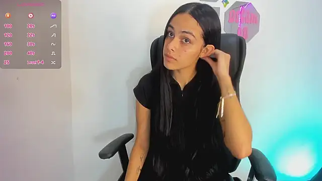 ChloeHarper  online show from December 30, 2024, 12:31 pm