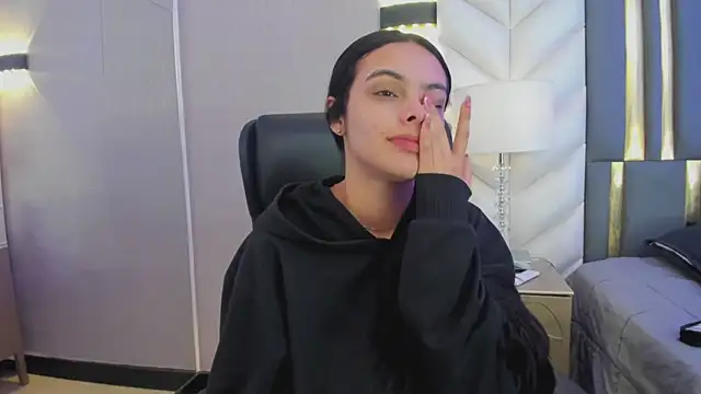 ChloeHarper  online show from April 15, 2026, 12:01 pm