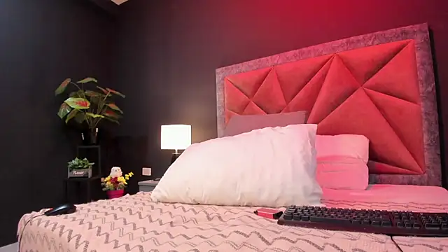 mia milff online show from March 12, 2025, 11:44 pm