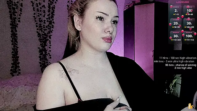 Snapshot of strawberry_elfcat chatting on June 17, 2026, 1:30 am strawberry elfcat online show from June 17, 2026, 1:30 am