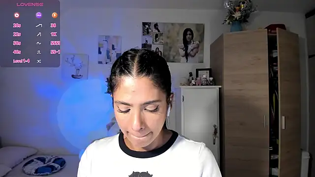 VeronikaOlsen online show from November 26, 2025, 1:17 am