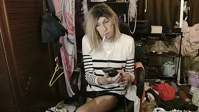 Ombeline1 online show from November 18, 2025, 9:52 pm