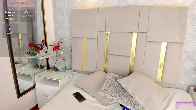 Camilaa Sanchez  online show from October 24, 2025, 12:12 pm