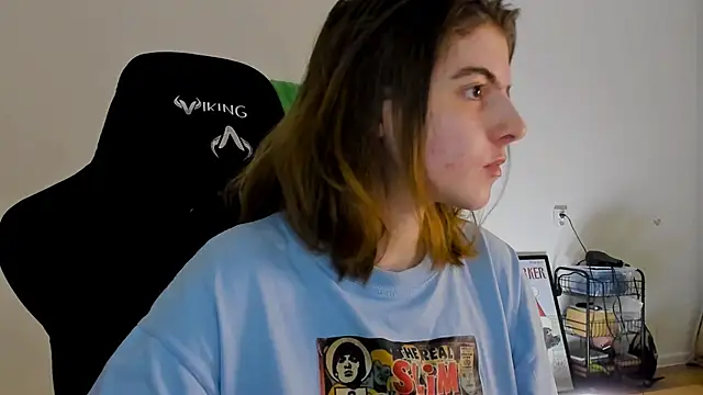 Snapshot of emmamurrr chatting on December 9, 2024, 8:01 pm emmamurrr online show from December 9, 2024, 8:01 pm