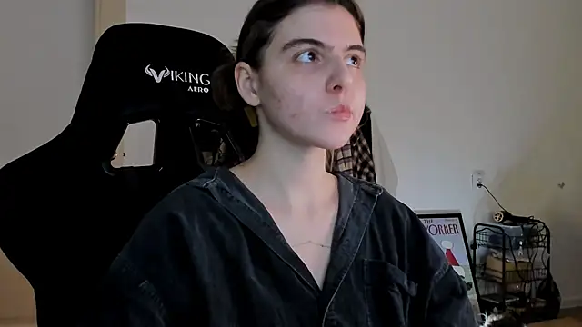 Snapshot of emmamurrr chatting on December 22, 2024, 2:06 pm emmamurrr online show from December 22, 2024, 2:06 pm