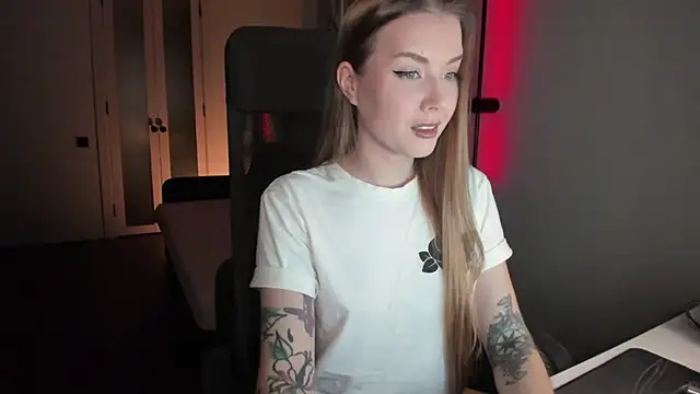 Snapshot of Midnight_Mi chatting on September 24, 2025, 3:15 pm Midnight Mi online show from September 24, 2025, 3:15 pm