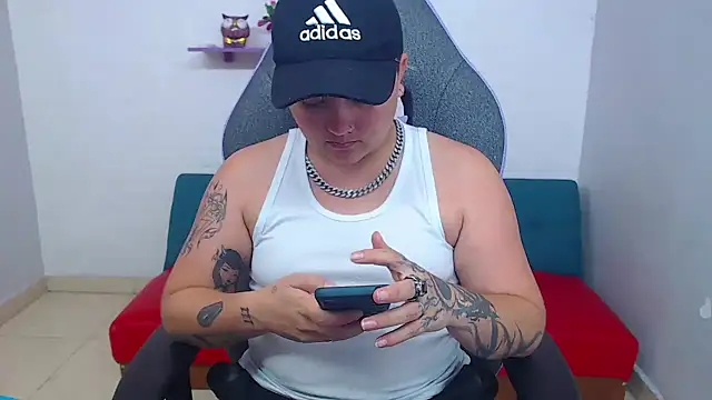 isabeautyx19 online show from January 28, 2025, 1:27 pm