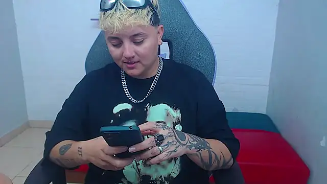 isabeautyx19 online show from February 9, 2025, 3:43 am