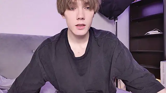 Snapshot of callmenineoneseven chatting on October 19, 2025, 9:32 am callmenineoneseven online show from October 19, 2025, 9:32 am