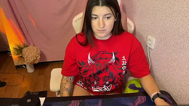 Katrin  kiss online show from December 3, 2025, 6:39 pm