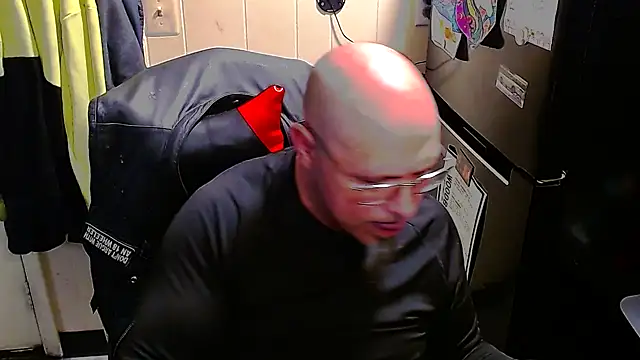 KrazyLegz online show from November 28, 2025, 9:06 pm