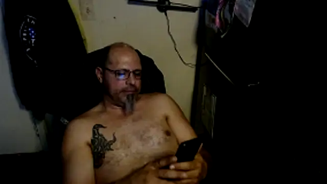 Snapshot of KrazyLegz chatting on April 13, 2026, 3:50 pm KrazyLegz online show from April 13, 2026, 3:50 pm