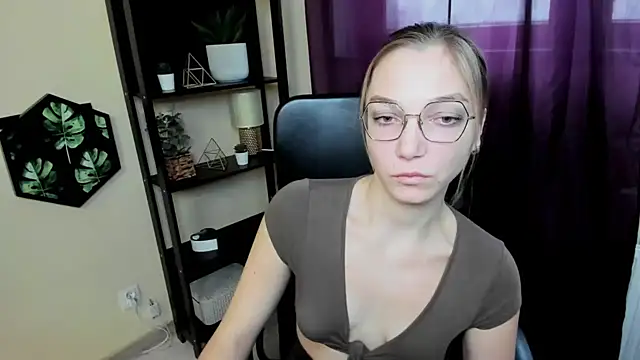 EmillyPlay online show from February 14, 2025, 1:08 pm