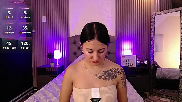 isabella smith  online show from December 28, 2024, 1:49 pm