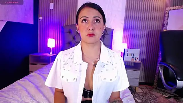 isabella smith  online show from February 8, 2025, 1:01 pm