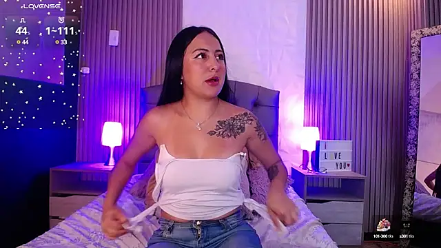 isabella smith  online show from February 10, 2025, 1:33 pm