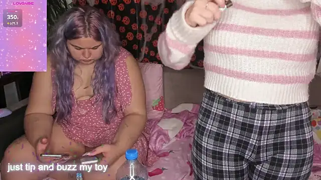 Freakcute  online show from November 2, 2025, 4:42 pm