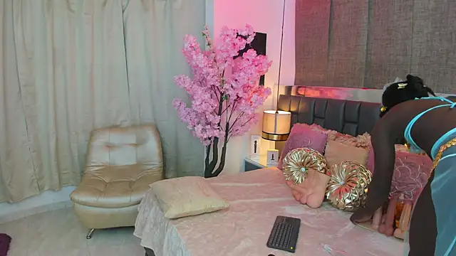 IsseyMz online show from December 9, 2024, 4:56 am