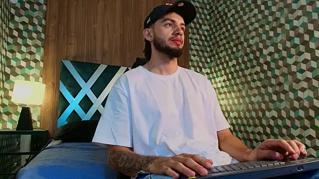 Michael magno online show from November 18, 2025, 5:28 pm