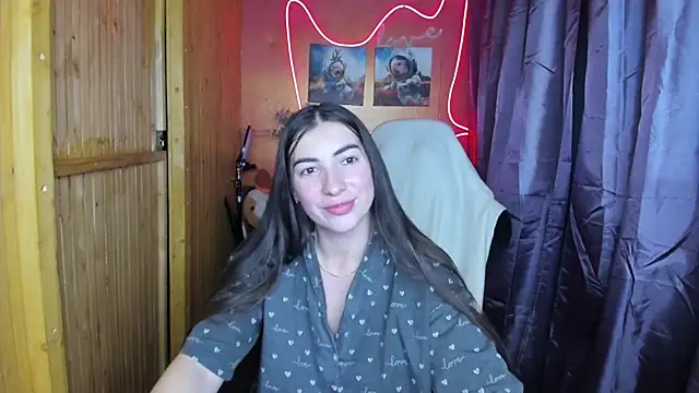 Fiery Brunette  online show from December 24, 2024, 5:55 pm