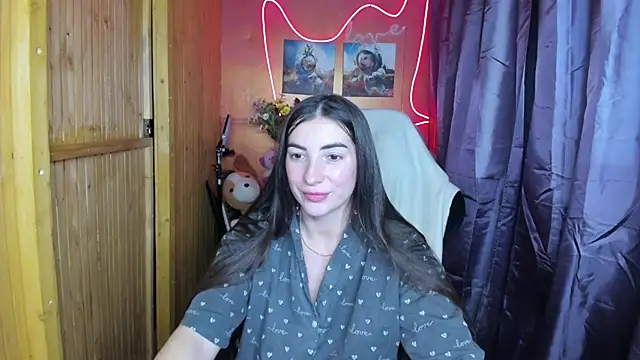 Fiery Brunette  online show from December 25, 2024, 6:30 pm