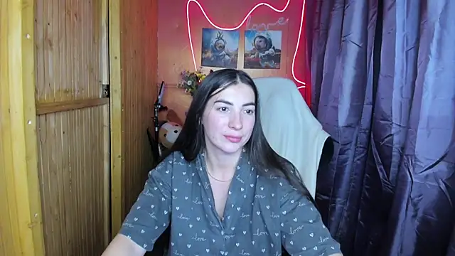 Fiery Brunette  online show from December 26, 2024, 6:01 pm