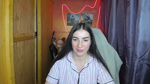 Fiery Brunette  online show from February 19, 2025, 6:43 pm