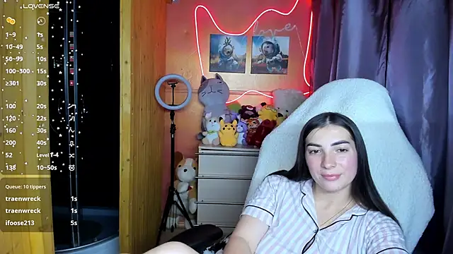 Fiery Brunette  online show from September 22, 2025, 4:31 pm