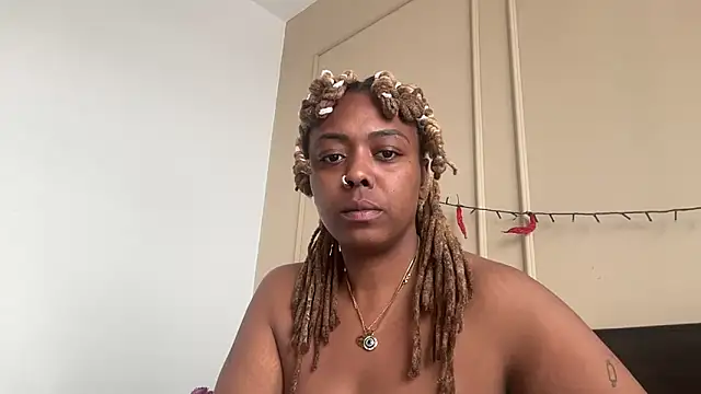 ChocolateCakeQueen online show from March 4, 2025, 4:41 pm