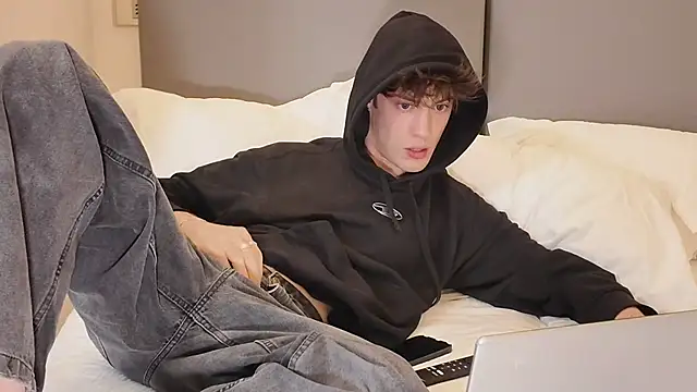 twinkyjd  online show from April 12, 2026, 4:12 pm