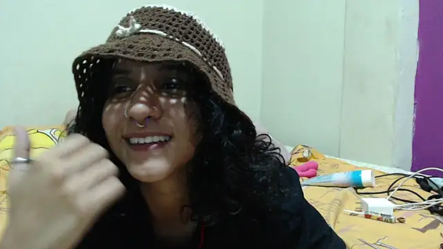 AlinaWoolf  online show from June 25, 2026, 5:12 am