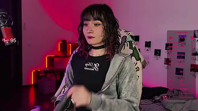 deadlysweet online show from September 30, 2025, 2:05 am